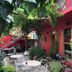 Red Goat Hostel Tiran