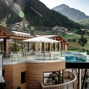 ***** Отель - Alpine . Luxury . Life Австрия