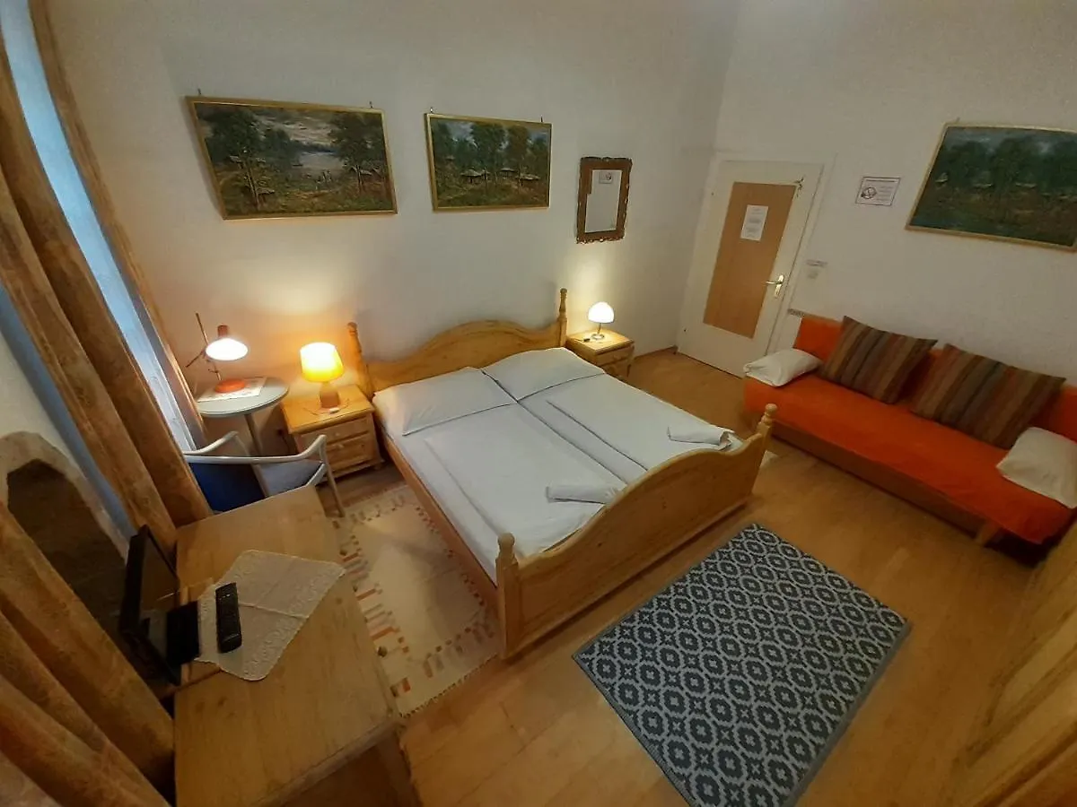 וינה Happyhostel בית הארחה