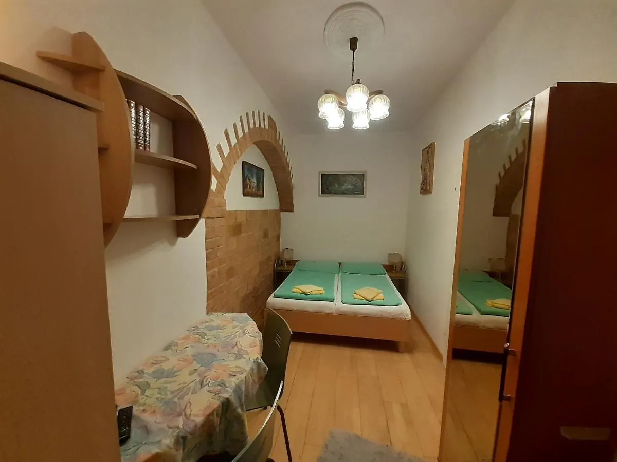 וינה Happyhostel בית הארחה