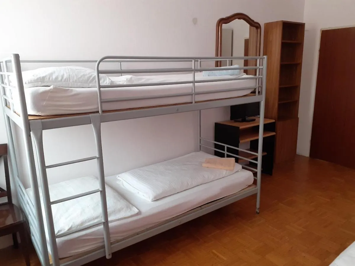 וינה Happyhostel