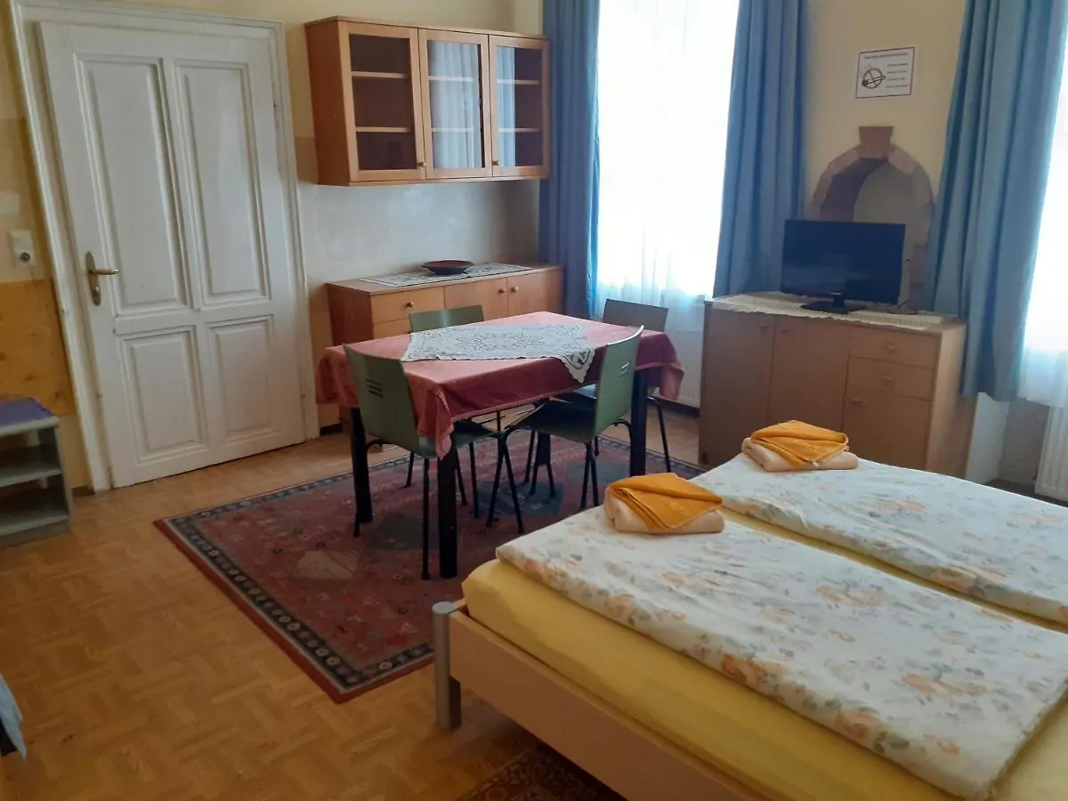 וינה Happyhostel 0*,