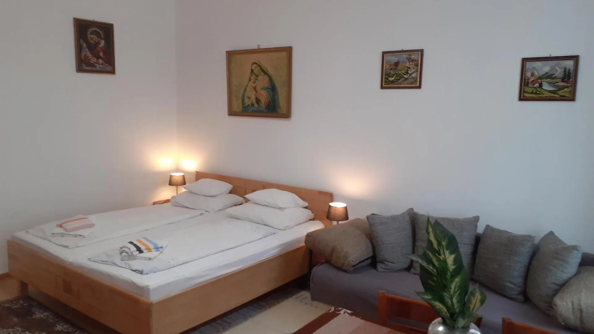 וינה Happyhostel בית הארחה