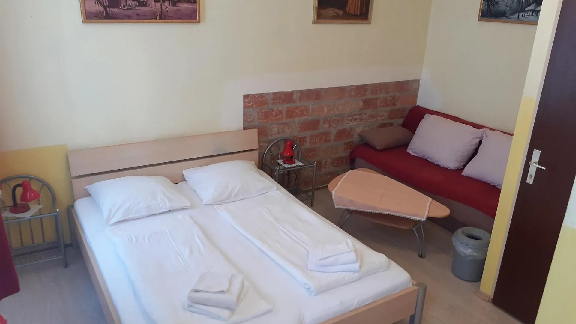 וינה Happyhostel בית הארחה