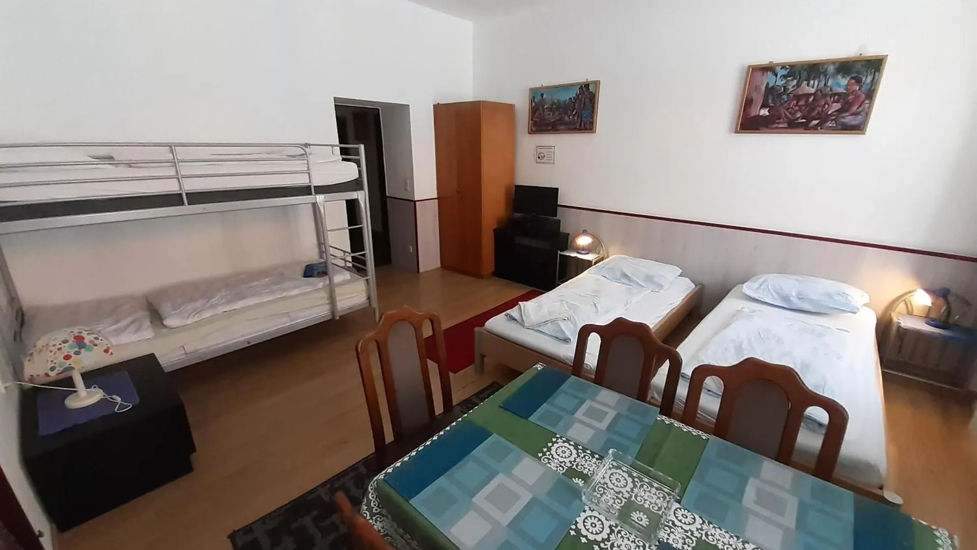וינה Happyhostel בית הארחה