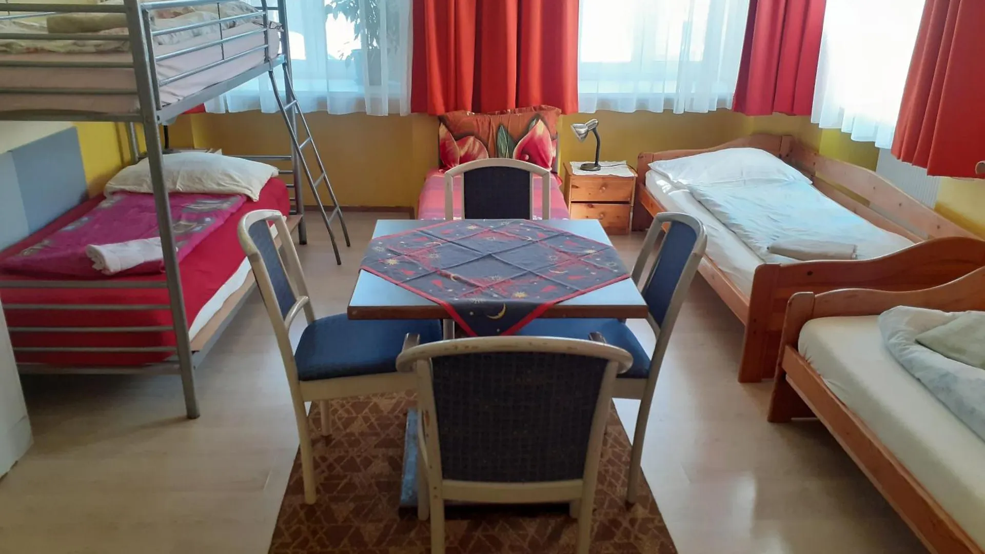 וינה Happyhostel בית הארחה
