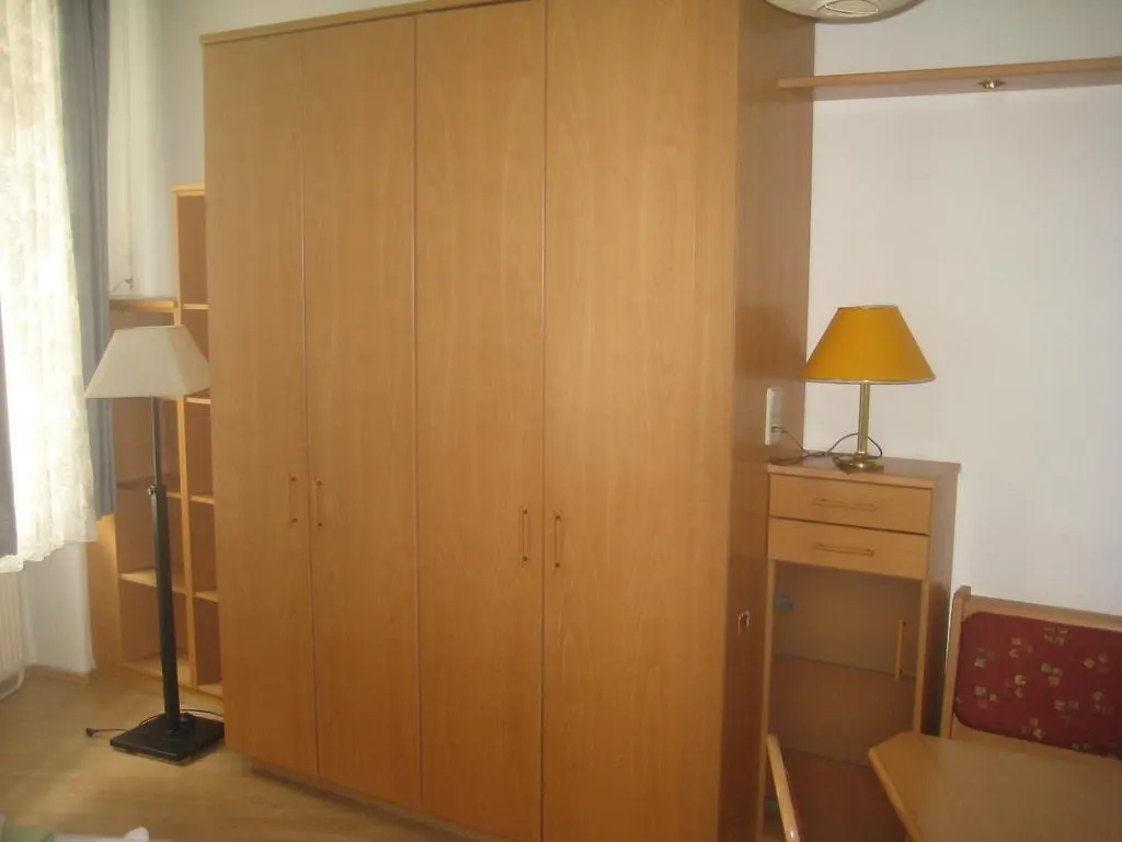 וינה Happyhostel 0*,